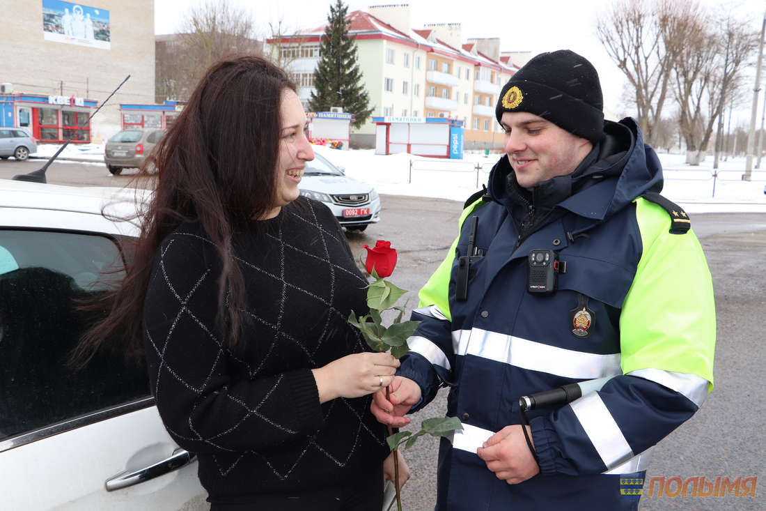 В Кореличах 8 марта сотрудники ГАИ дарили цветы женщинам-водителям |  Новости района | Кореличский райисполком