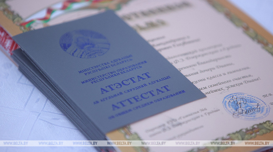 В школах Гродненской области прозвучал последний звонок для 17 тыс. выпускников