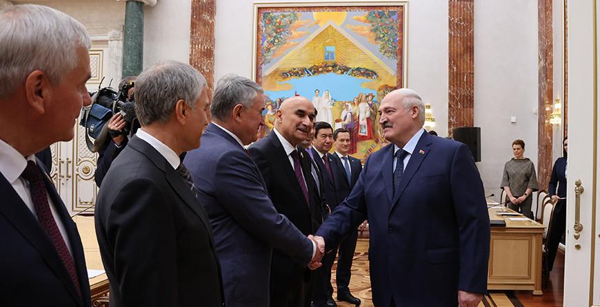 Готовность №1, безумство Киева, привет от команданте и Владимирский тяжеловоз. Итоги резонансной недели Президента