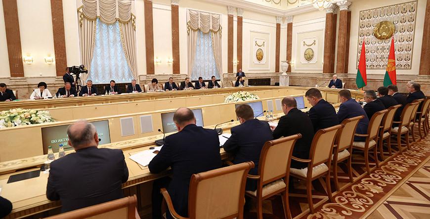 «Срок один — 1 января». Александр Лукашенко поручил устранить к новому году все недостатки в здравоохранении