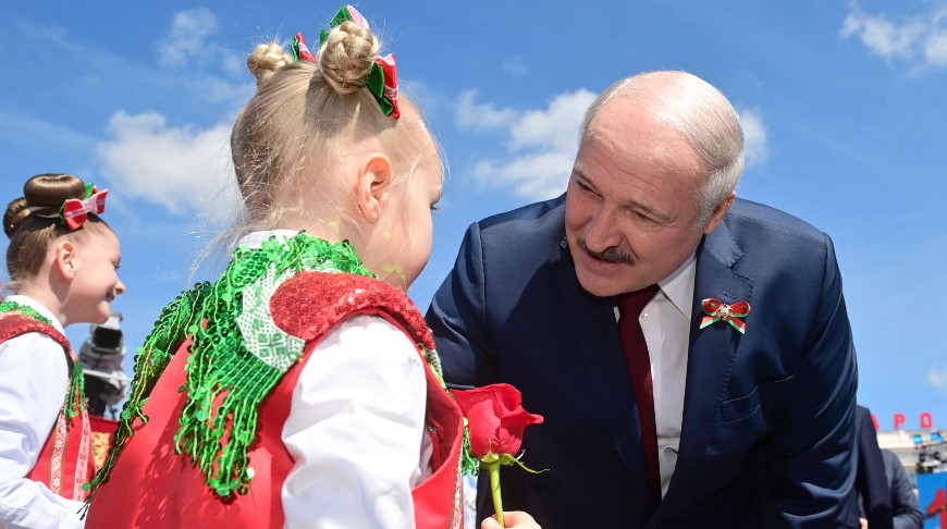 «Женщины и дети — приоритет приоритетов». Почему Александр Лукашенко всегда выступает за поддержку семейных ценностей