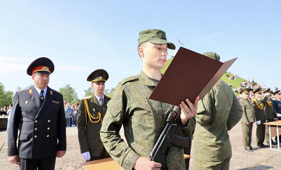 Порядка 380 новобранцев Гродненского и Слонимского гарнизонов приняли военную присягу у Кургана Славы в Гродно