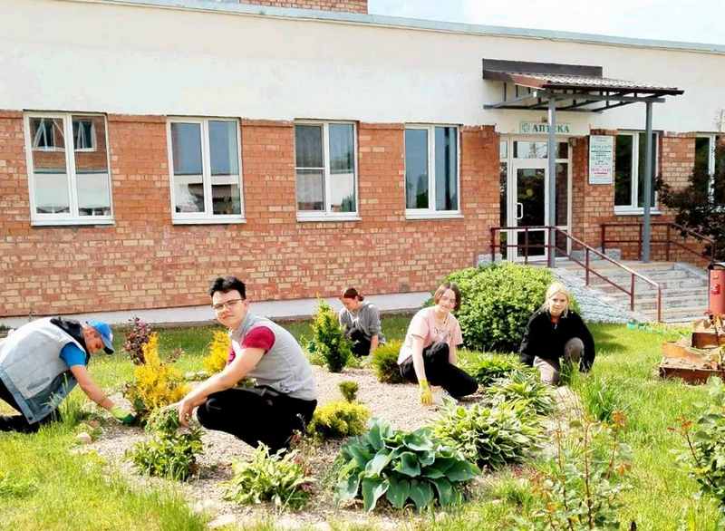 Школьники из агр. Жуховичи занимаются благоустройством территории дома-интерната