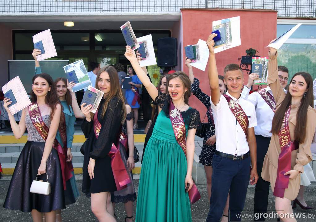 Выпускные вечера для порядка 6 000 одиннадцатикласников пройдут на Гродненщине 10 июня. Узнали, в каком формате