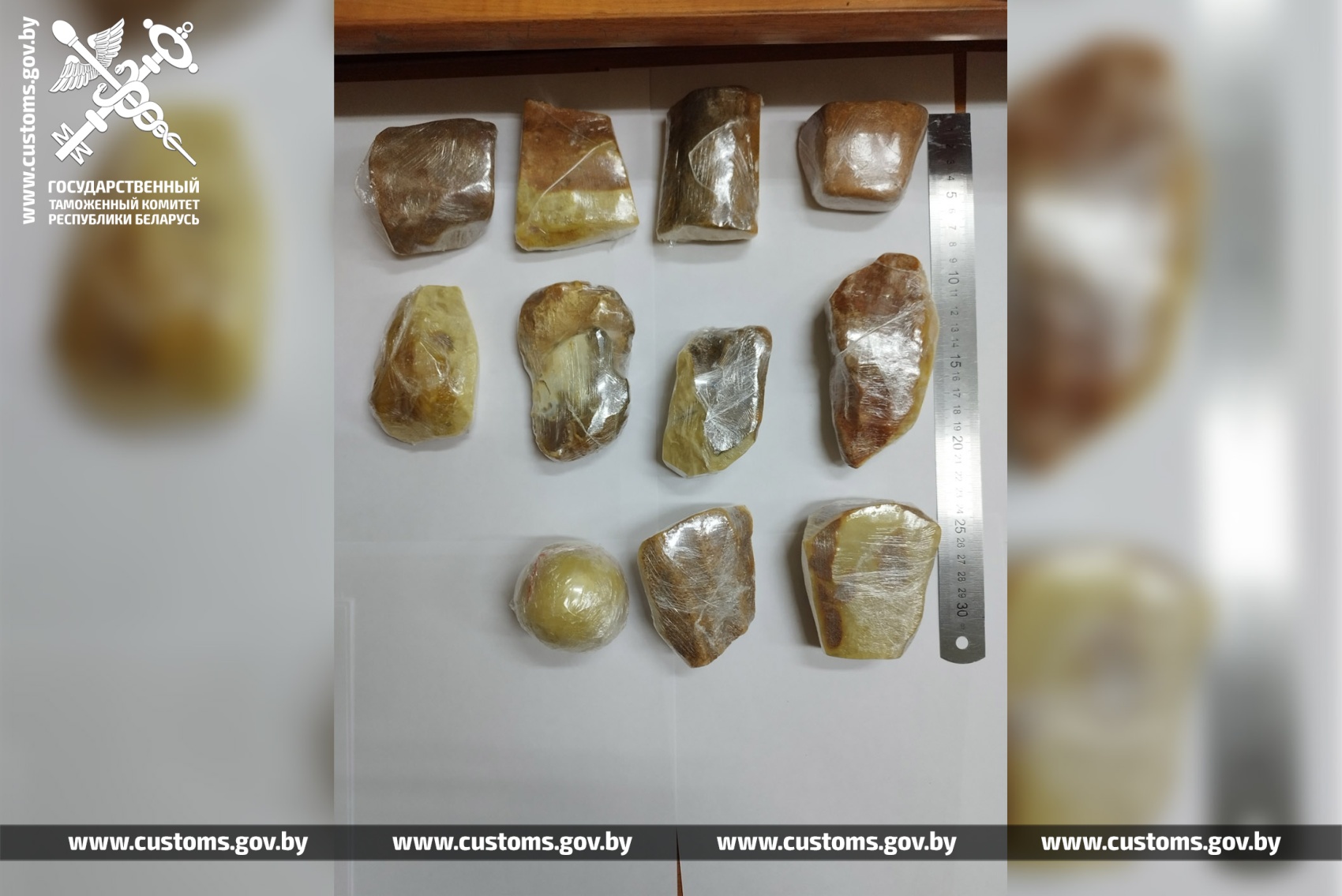 Более 4 кг. янтаря спрятал под обшивкой багажника водитель легковушки, следующей из Литвы. Обнаружить сокрытый товар гродненским таможенникам помог инспекционно-досмотровый комплекс
