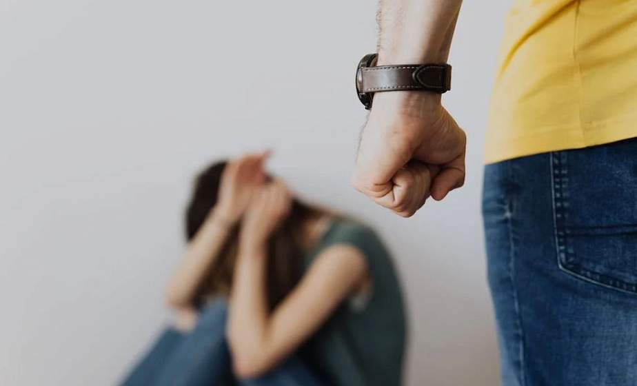«Часто об угрозах и побоях известно окружающим». В прокуратуре Гродненской области рассказали о динамике семейного насилия в регионе и самых частых причинах конфликтов