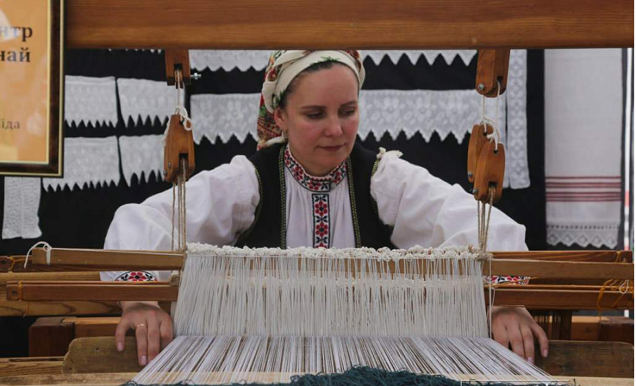 З унікальнымі традыцыямі народнай творчасці пазнаёміла гродзенцаў рэгіянальнае свята «Ад прадзіва да ткацтва»