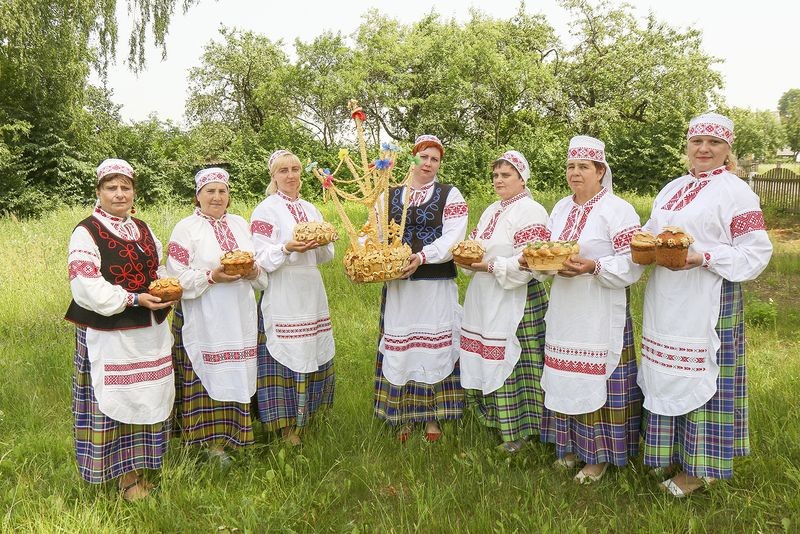 Майстар-клас па ўпрыгожванні каравая і дэгустацыя традыцыйных страў. Слонімшчына запрашае гасцей на V юбілейны фестываль аматараў народнай творчасці «Паўлаўскі каравай»