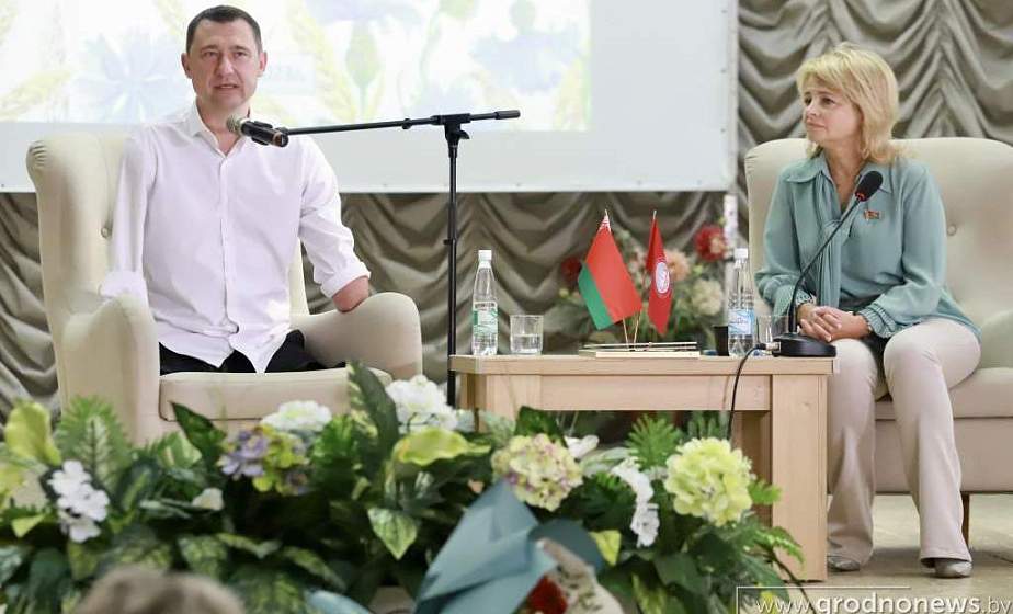 «Нам нужно больше говорить с молодежью о семье, о личной мотивации, о том, как добиться успеха и быть полезным стране». Паралимпиец Алексей Талай встретился с гродненской молодежью