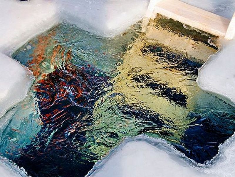 Сотрудники Кореличского РОЧС рассказывают о своей давней традиции Крещенских купаний