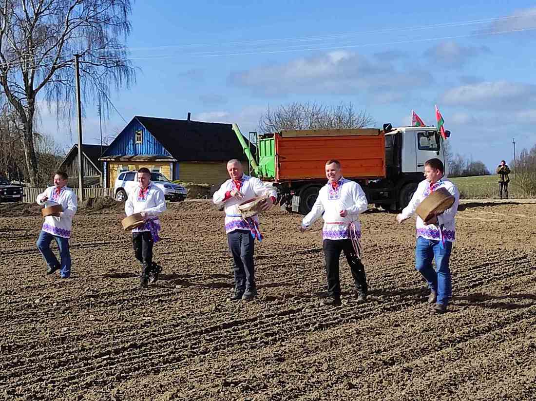 В Кореличском районе провели белорусский народный обряд «Засевки»