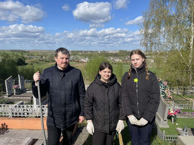 Учащиеся и педагоги СШ № 1 г.п. Кореличи присоединились к районной акции «Нет забытых могил»