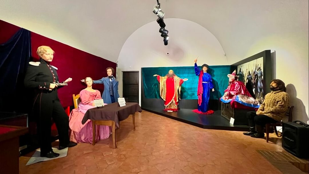 1 мая в Мирском замке начала свою работу костюмированная историческая выставка «История в лицах», которую представил Центральный Музей восковых фигур Санкт-Петербурга