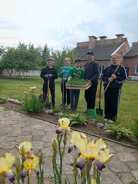 Кореличские школьники работают по программе временной трудовой занятости
