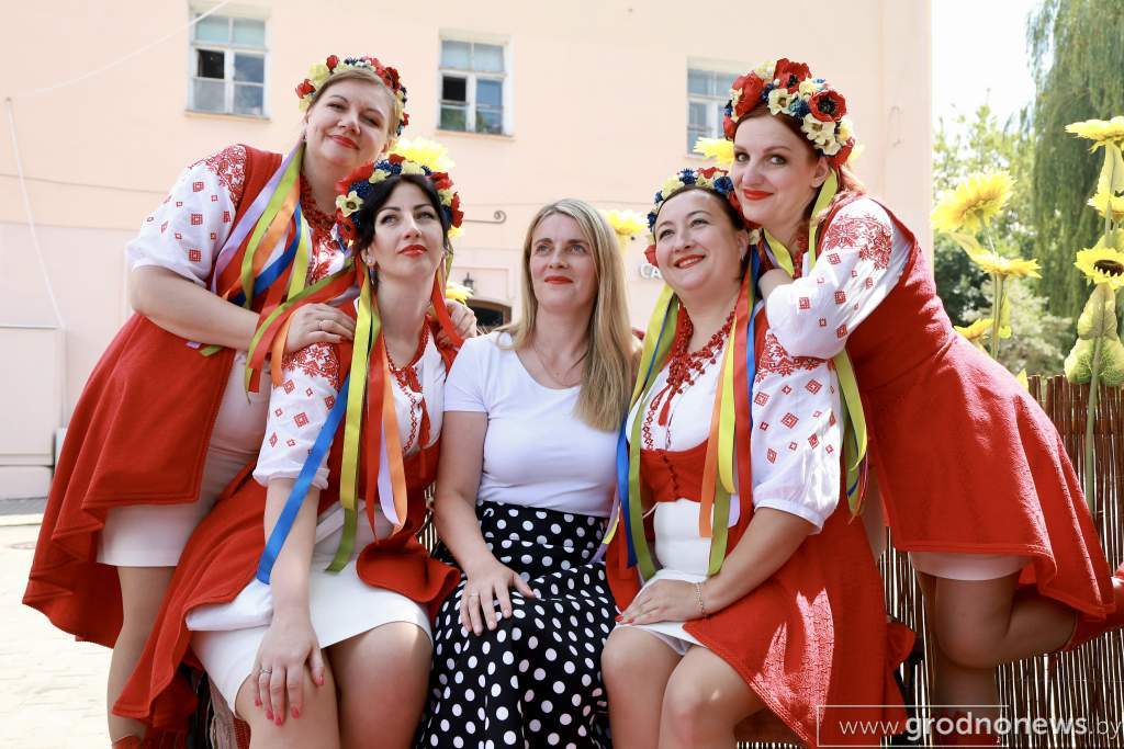 Украинцы, молдаване и представители многонационального «Шматгалосся» радуют гостей фестиваля незабываемыми выступлениями и потрясающей национальной кухней