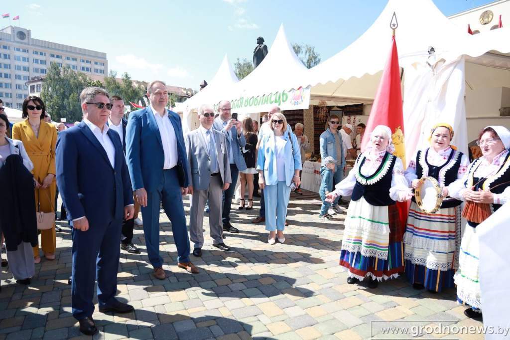 Почётных гостей на белорусском подворье встречают хлебом-солью, улыбками, песнями и танцами