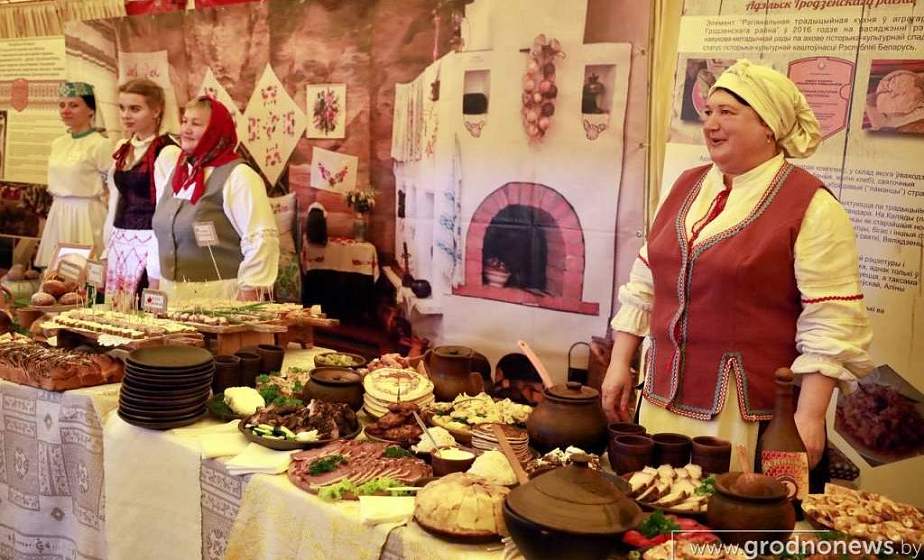 Драники, холодник, мачанка и медовуха. Чем угощали на гастрофесте блюд национальной кухни на Августовском канале?