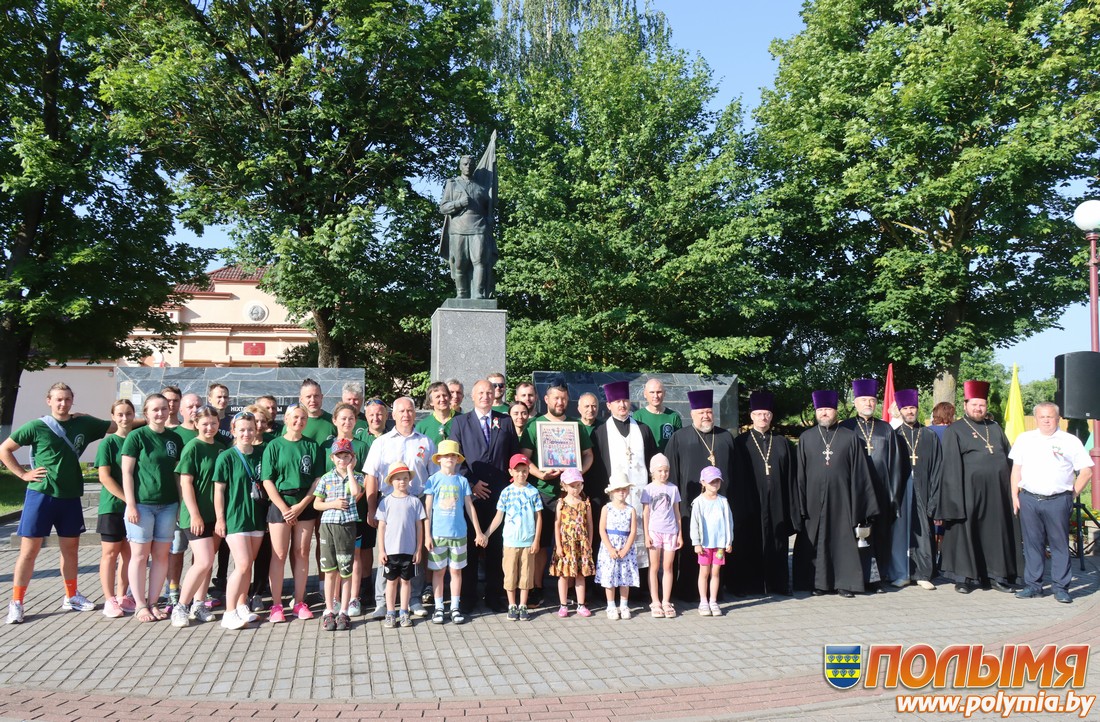 Участники Республиканского велопробега к 80-летию освобождения Беларуси и 40-летию установления Собора белорусских святых приняли участие в митинге в г.п. Мир