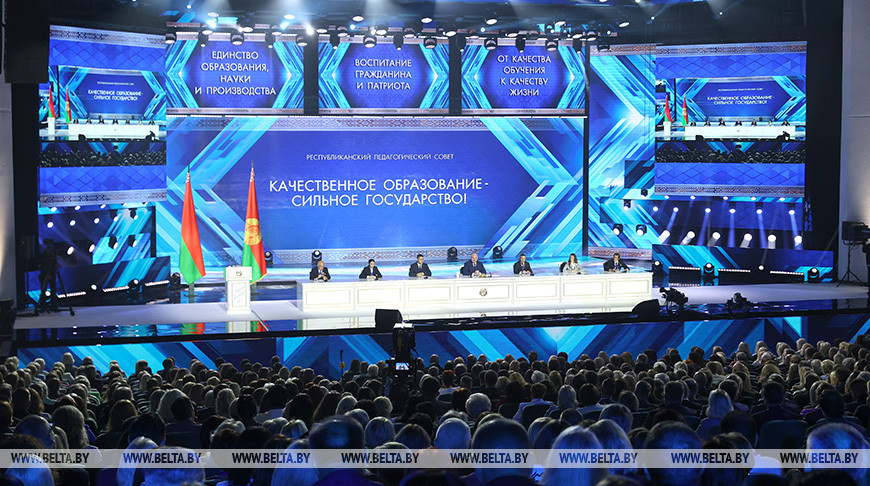 Лукашенко заявил о попытках дискредитировать белорусскую систему образования