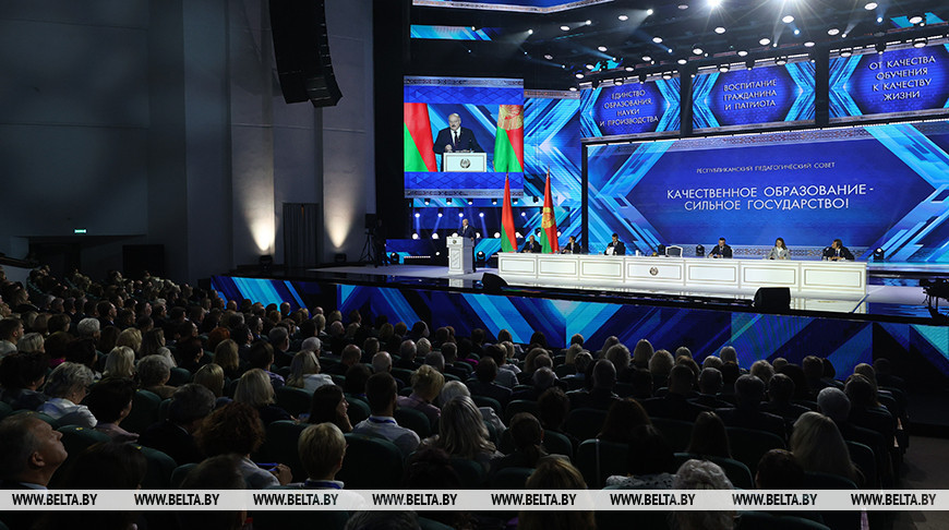 Лукашенко педагогам: вы хозяева в этой стране, как только дрогнете — все, готовьте лапти