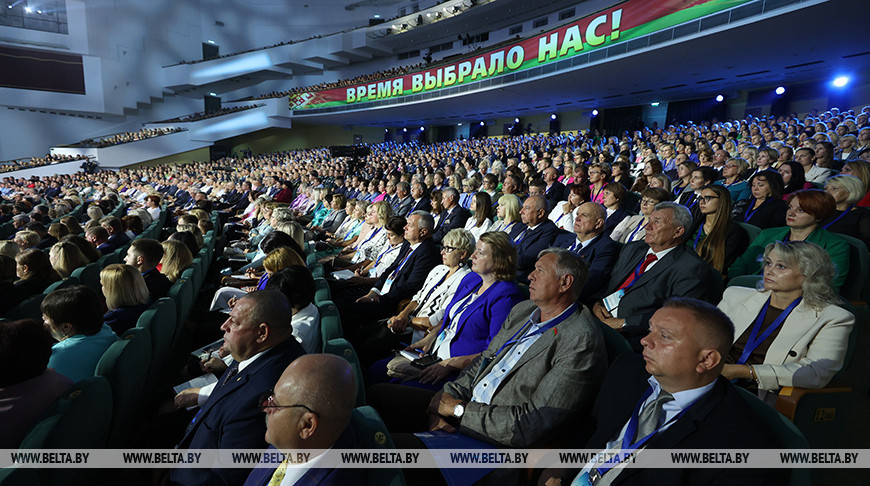 Лукашенко подарили обновленное пособие по философии и новый учебник истории