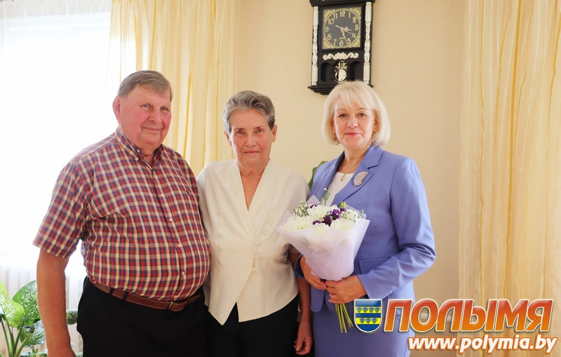 Начальник отдела ЗАГС Валентина Сивко поздравила семью Высоцких с 55-летием совместной жизни