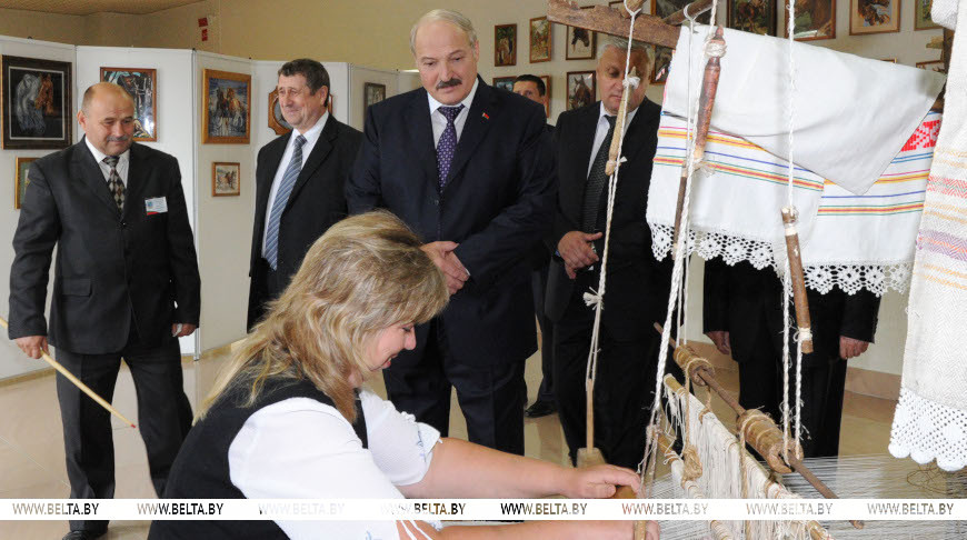 «Я начал с ними косить». Какой была первая фотография Лукашенко с Полесья, где находится нацпарк «Припятский»