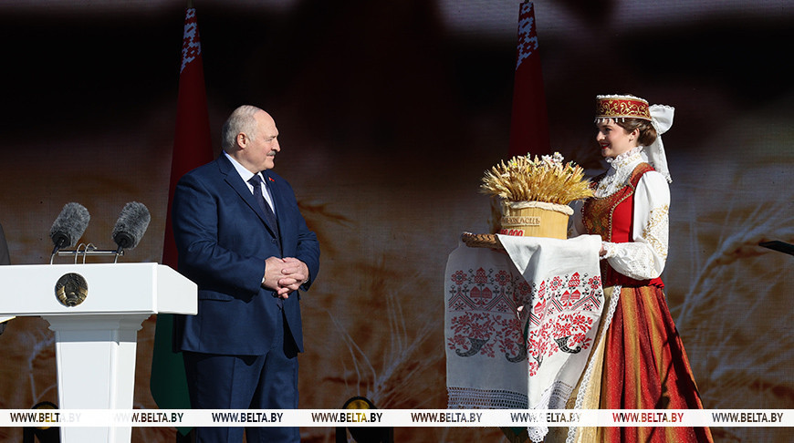 О президентстве, выборе и выборах и главном достижении аграриев. Подробности поездки Лукашенко в Воложин