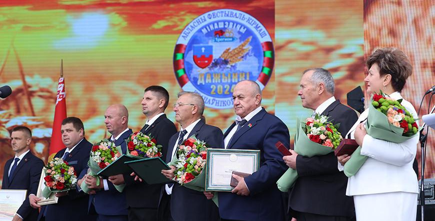 Александр Лукашенко на «Дажынках» в Микашевичах вручил награды наиболее отличившимся работникам АПК