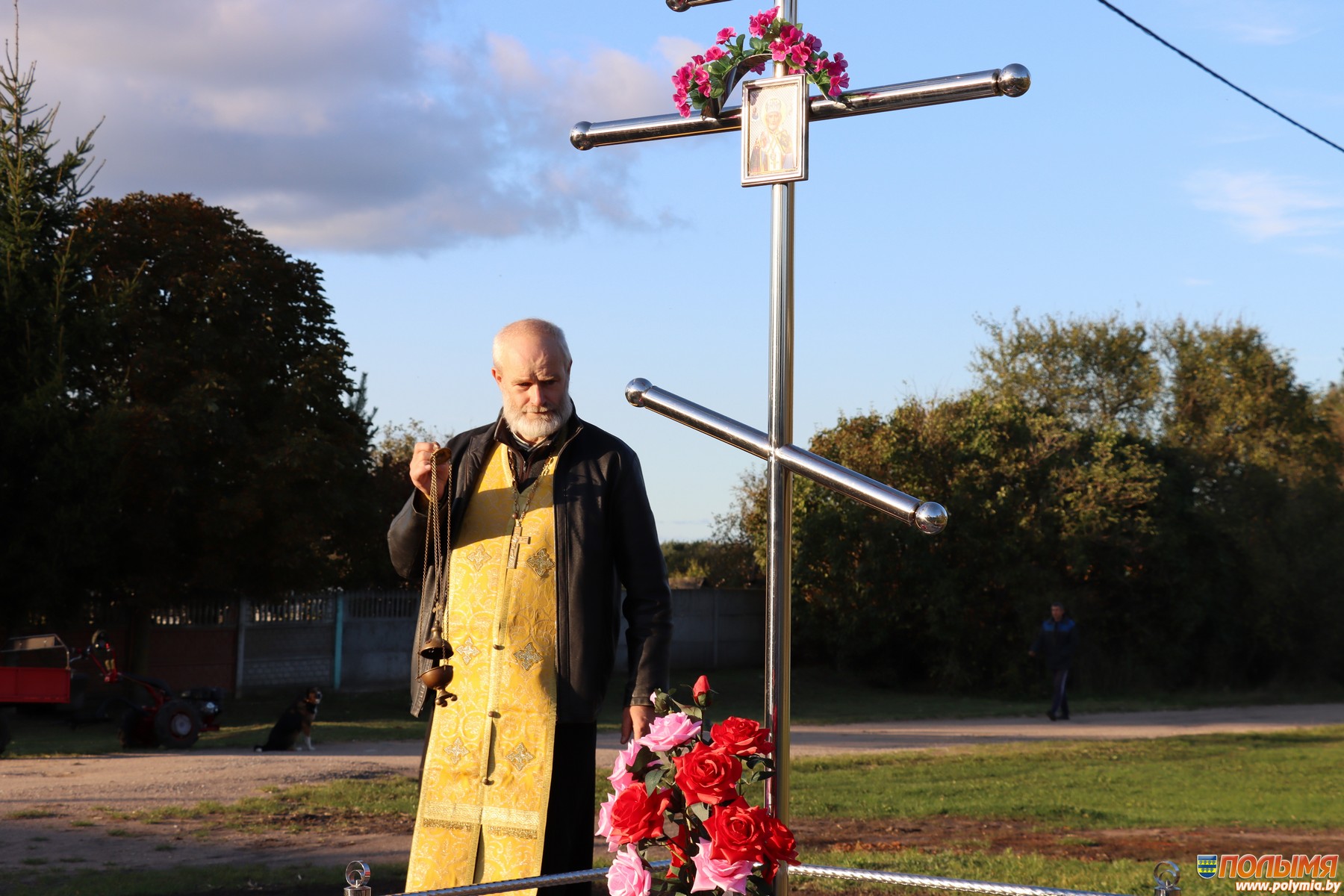 В деревне Погорелка Еремичского сельсовета прошло освящение поклонного креста
