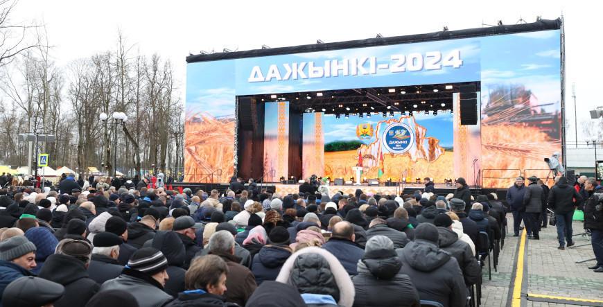 Александр Лукашенко в Климовичах посещает праздник «Дажынкi»