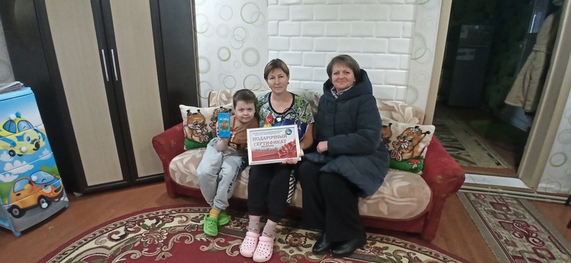 В Кореличском районе вручили подарки семьям, в которых воспитываются дети с инвалидностью