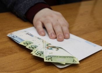 Соглашаясь на зарплату «в конверте», вы помогаете нечестному работодателю обогащаться