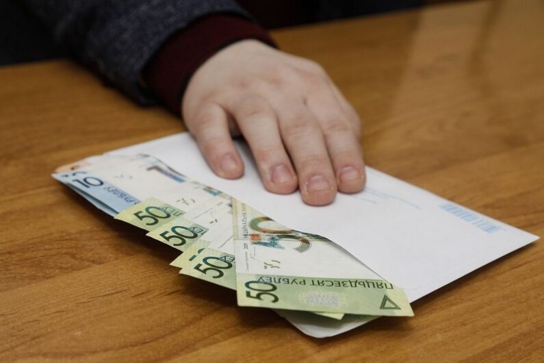 Соглашаясь на зарплату «в конверте», вы помогаете нечестному работодателю обогащаться