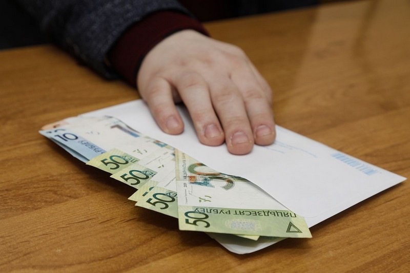 Соглашаясь на зарплату «в конверте», вы помогаете нечестному работодателю обогащаться