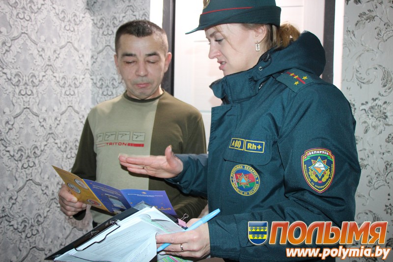 Сотрудники Кореличского РОЧС провели профилактический рейд в жилом секторе райцентра