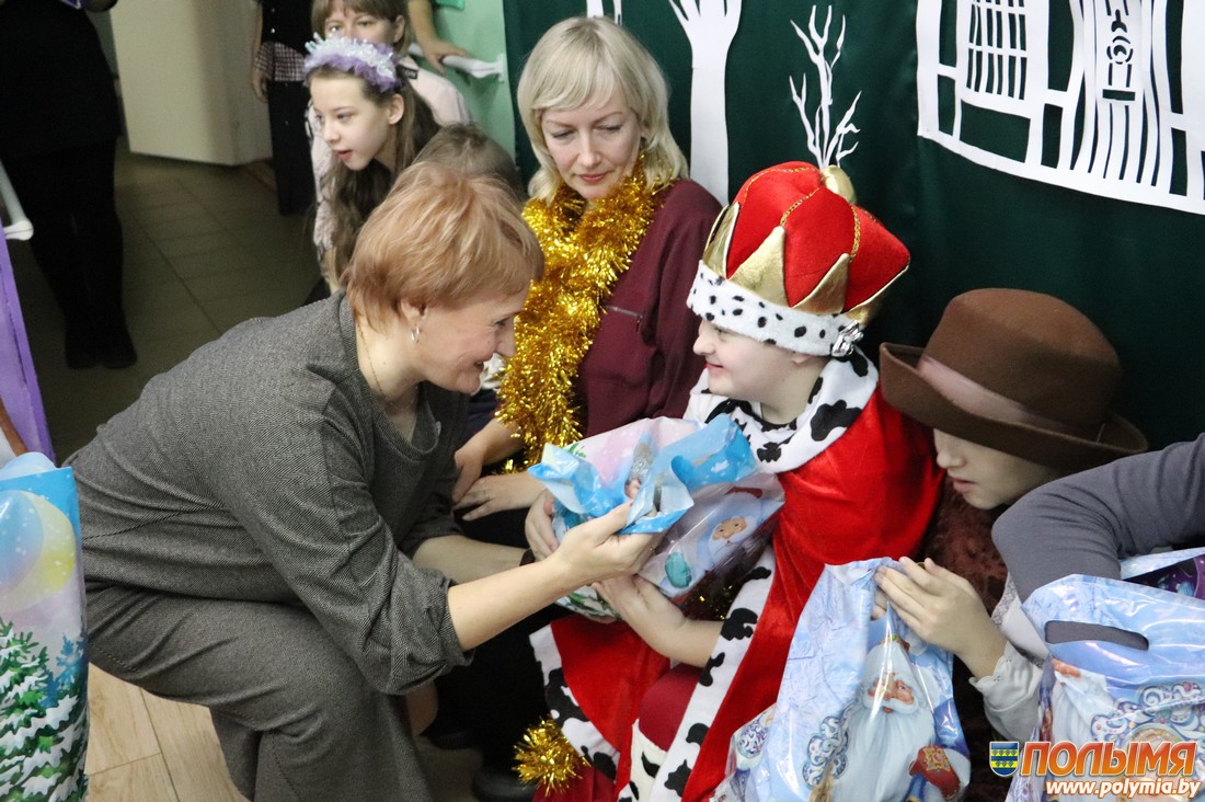 Для воспитанников Центра коррекционно-развивающего обучения и реабилитации Кореличского района состоялся новогодний праздник с подарками