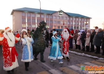 В Кореличах новогодние и рождественские праздники начались с автопарада, сказочного шествия и волшебства (+видео)