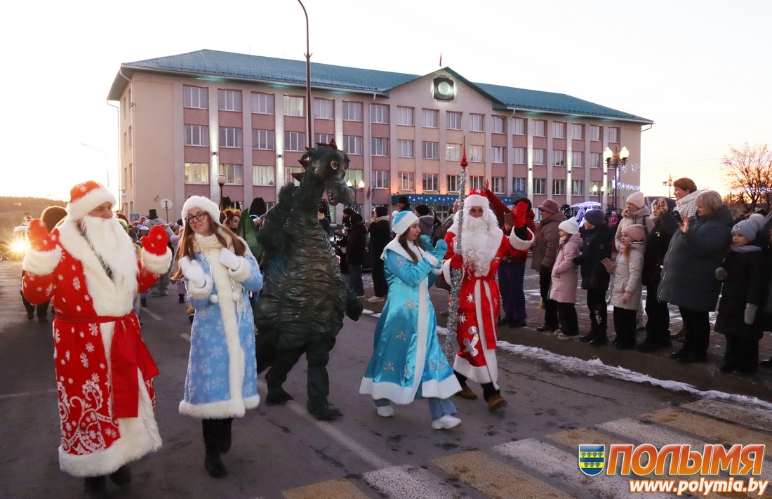 В Кореличах новогодние и рождественские праздники начались с автопарада, сказочного шествия и волшебства (+видео)