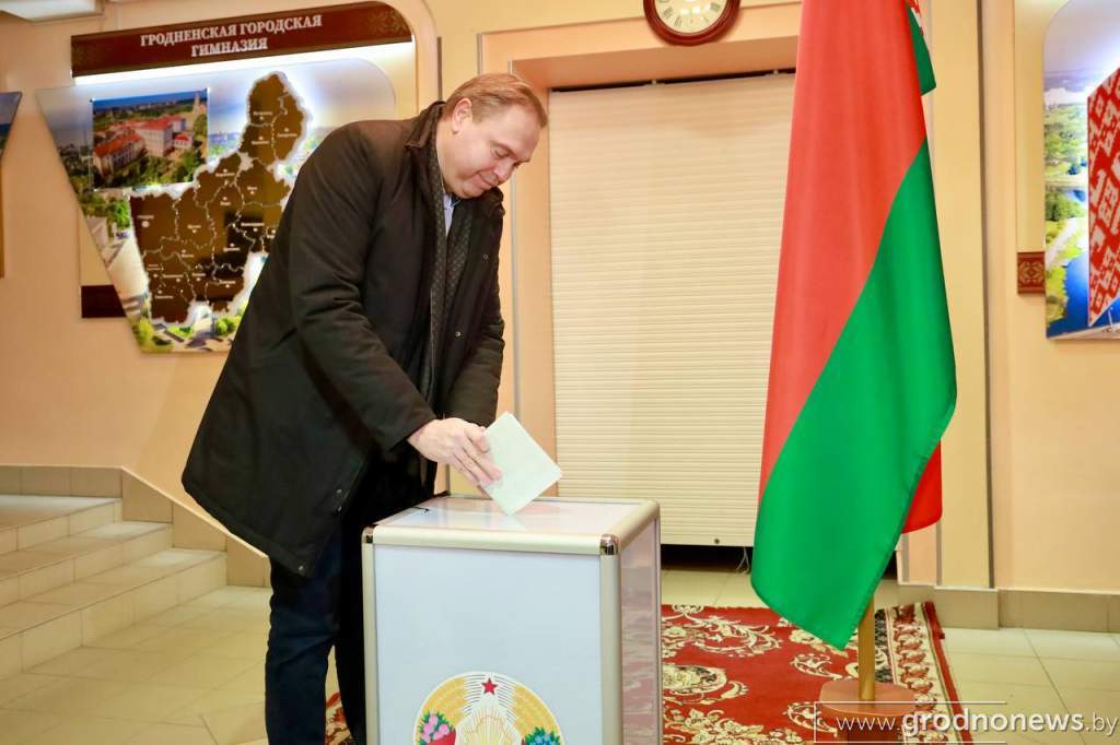 Председатель Гродненского облисполкома Владимир Караник проголосовал на выборах Президента Республики Беларусь