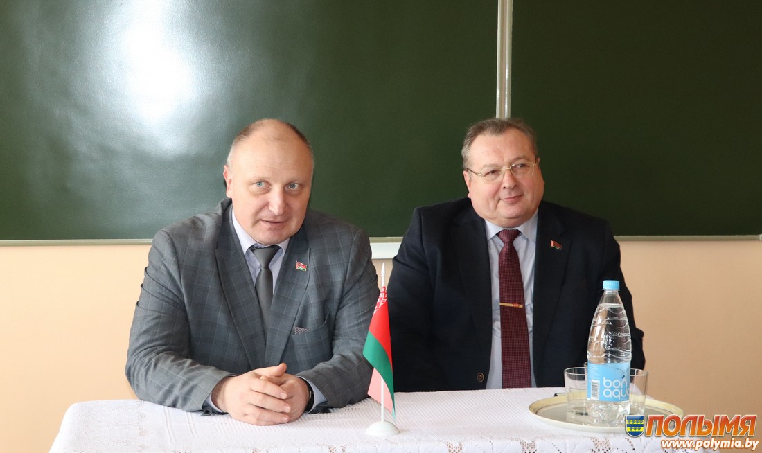 Председатель районного Совета депутатов Алексей Гаврош и депутат Александр Лойко встретились с коллективом Жуховичской средней школы