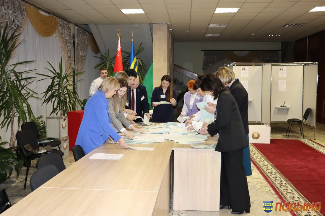 В Кореличском районе закрылись избирательные участки, начался подсчет голосов