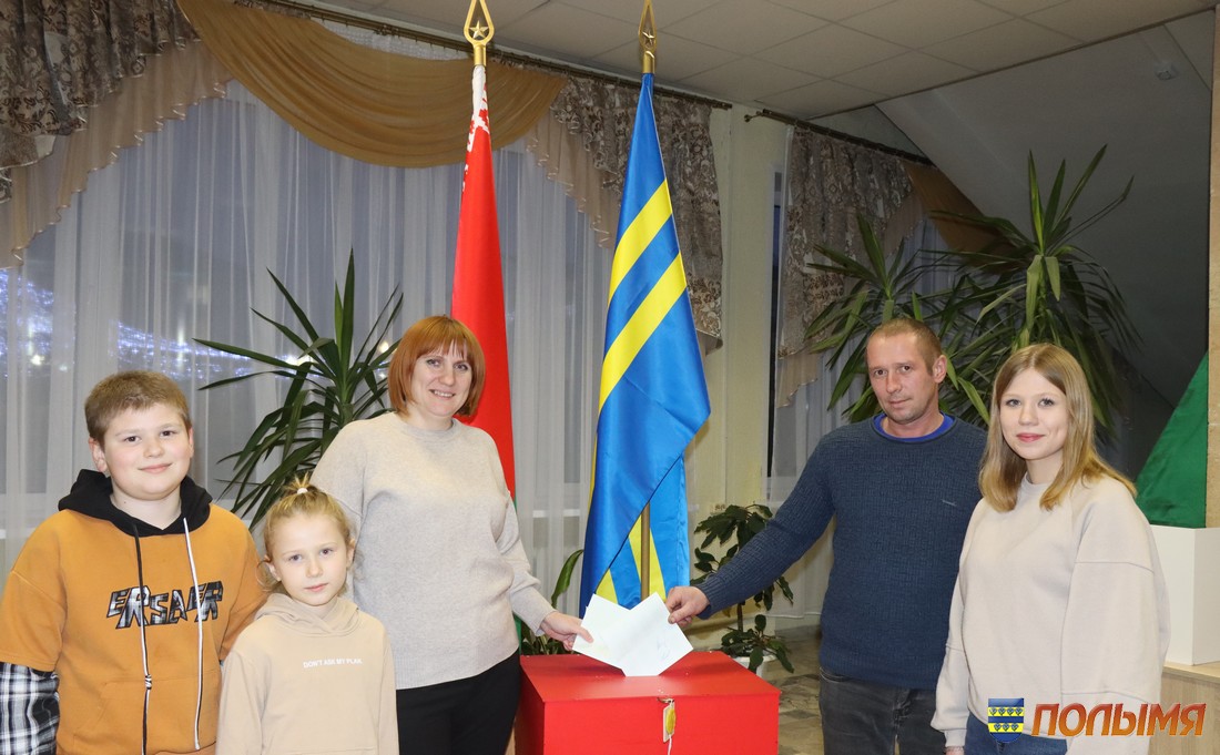 В Кореличском районе проходит пятый день голосования. На избирательные участки идут семьями