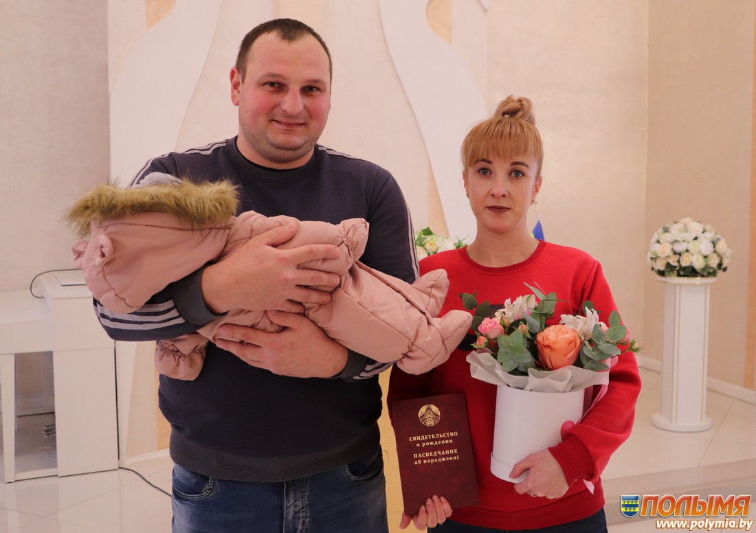 Первый в районе. В Кореличском загсе прошла торжественная регистрация ребёнка