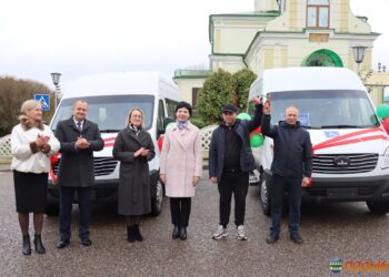 В Кореличах состоялась торжественная церемония передачи ключей от новых автомобилей социальным учреждениям