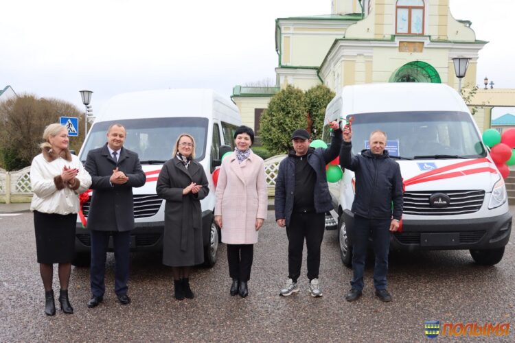 В Кореличах состоялась торжественная церемония передачи ключей от новых автомобилей социальным учреждениям