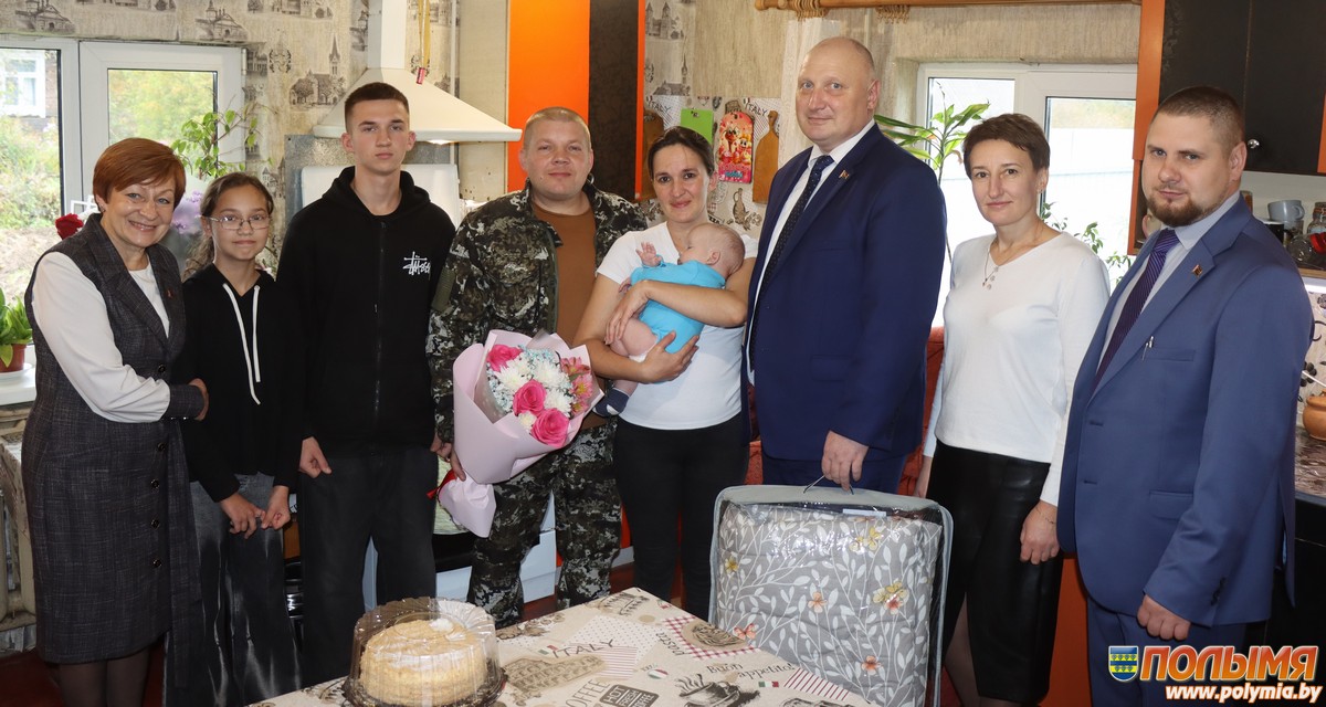 Депутатский корпус Кореличского района поздравил с Днем матери многодетную семью Горелик