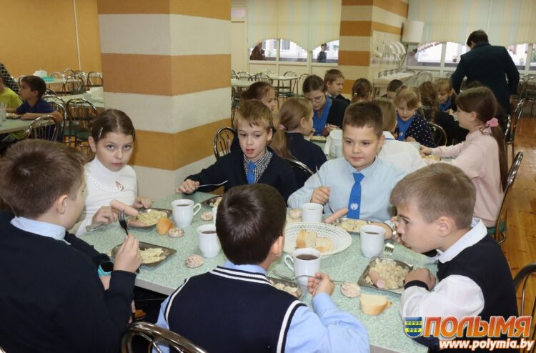 В Кореличском районе мониторинговые группы проверяют школьные столовые