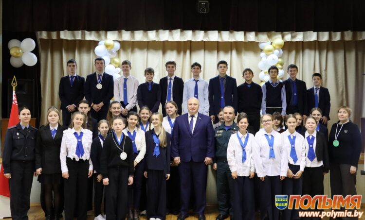 Депутаты Алексей Гаврош и Денис Стодольник рассказали школьникам об основных вехах строительства белорусской государственности