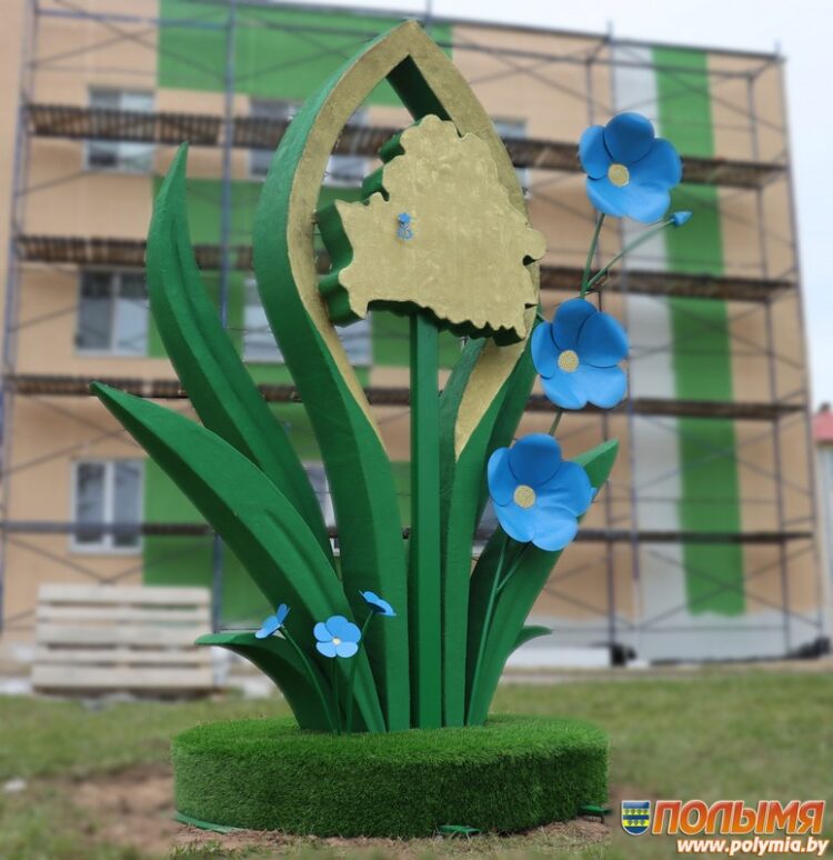 В Кореличах появилась новая малая архитектурная форма — цветущий лён